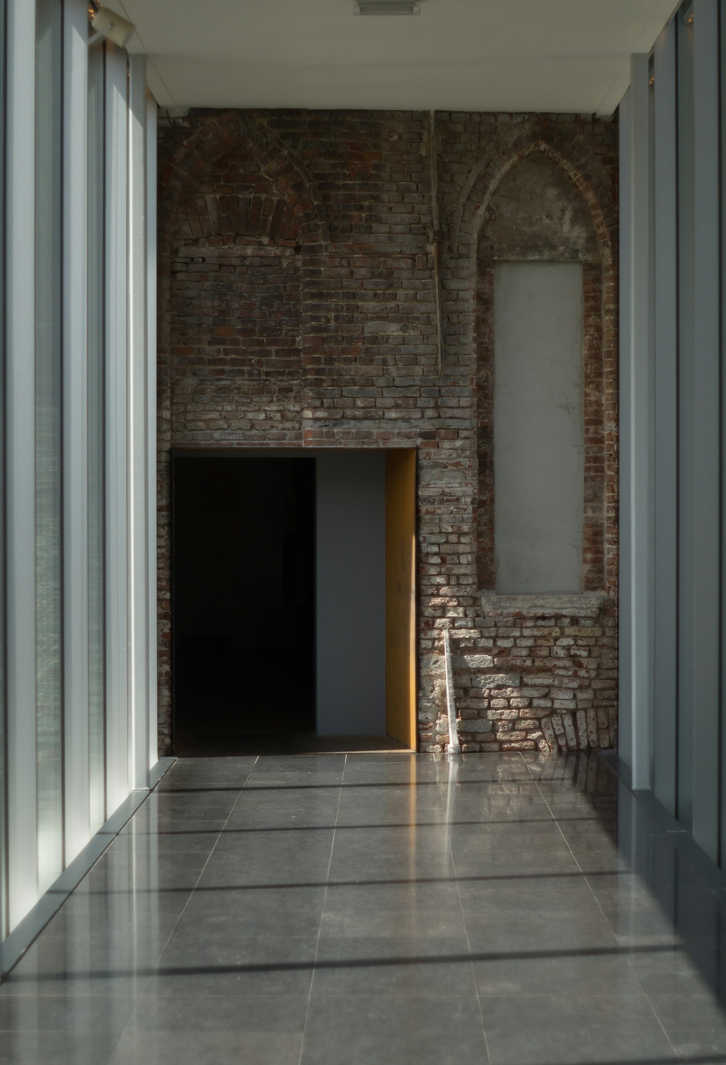 Sol carrelé dans un bâtiment contemporain utilisé comme image d’ambiance