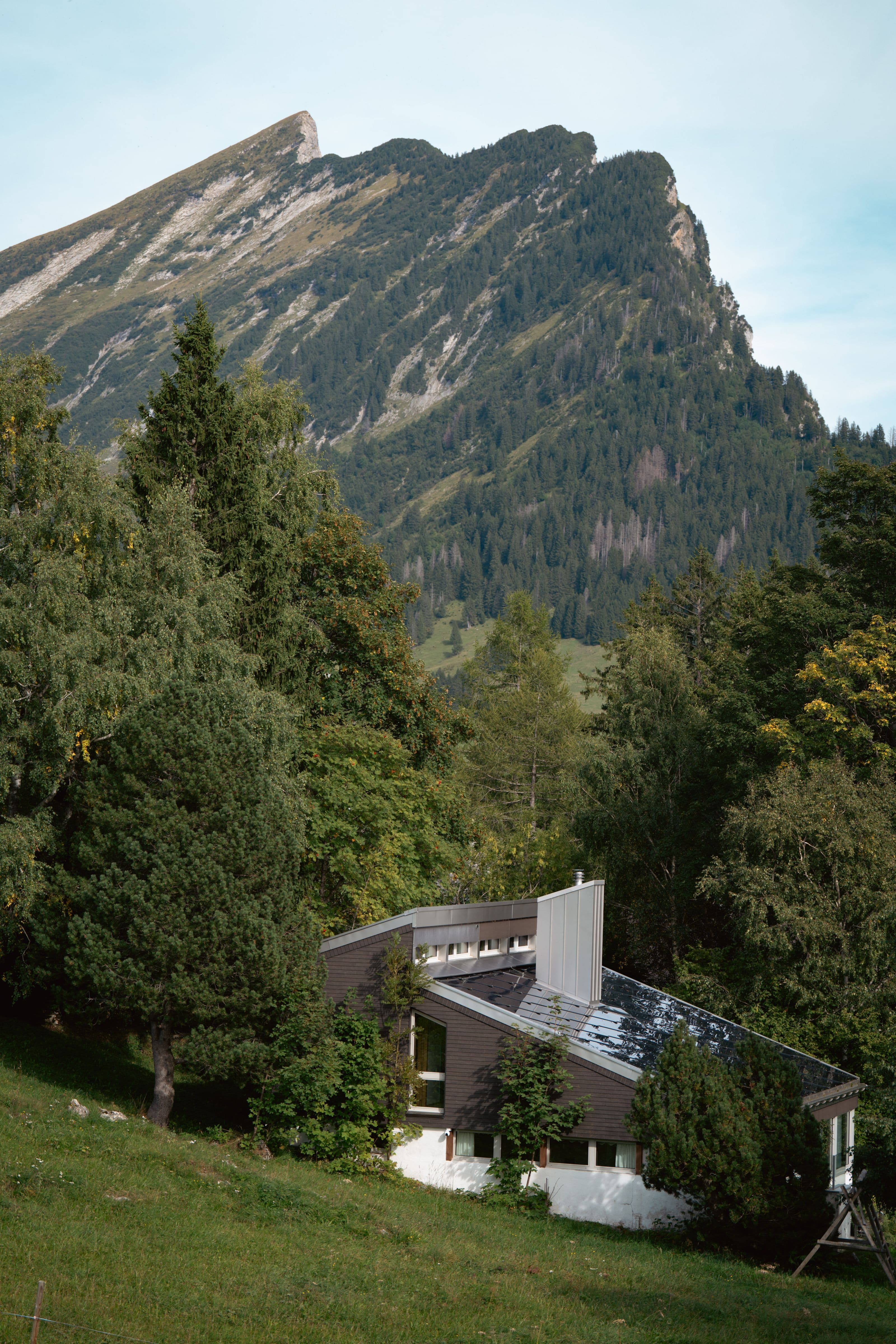 Maison contemporaine équipée de panneaux solaires dans un paysage alpin suisse