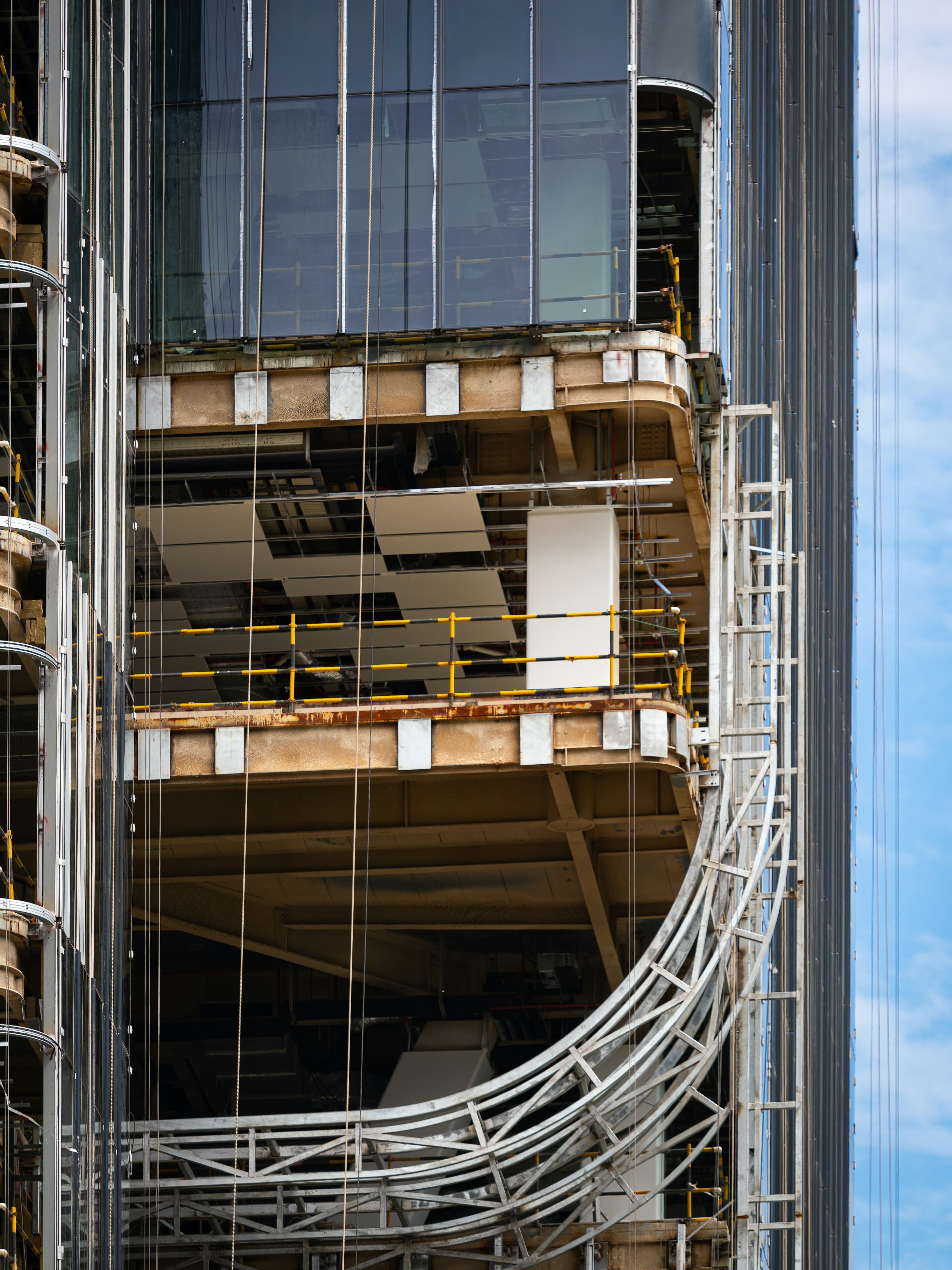 Façade vitrée contemporaine en cours de construction